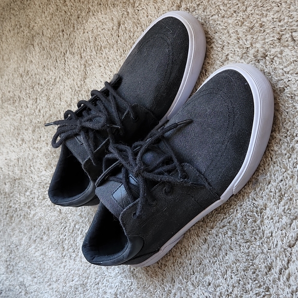 St. John's Bay Other - Mens St. John's Bay tennis shoes Size 10.5